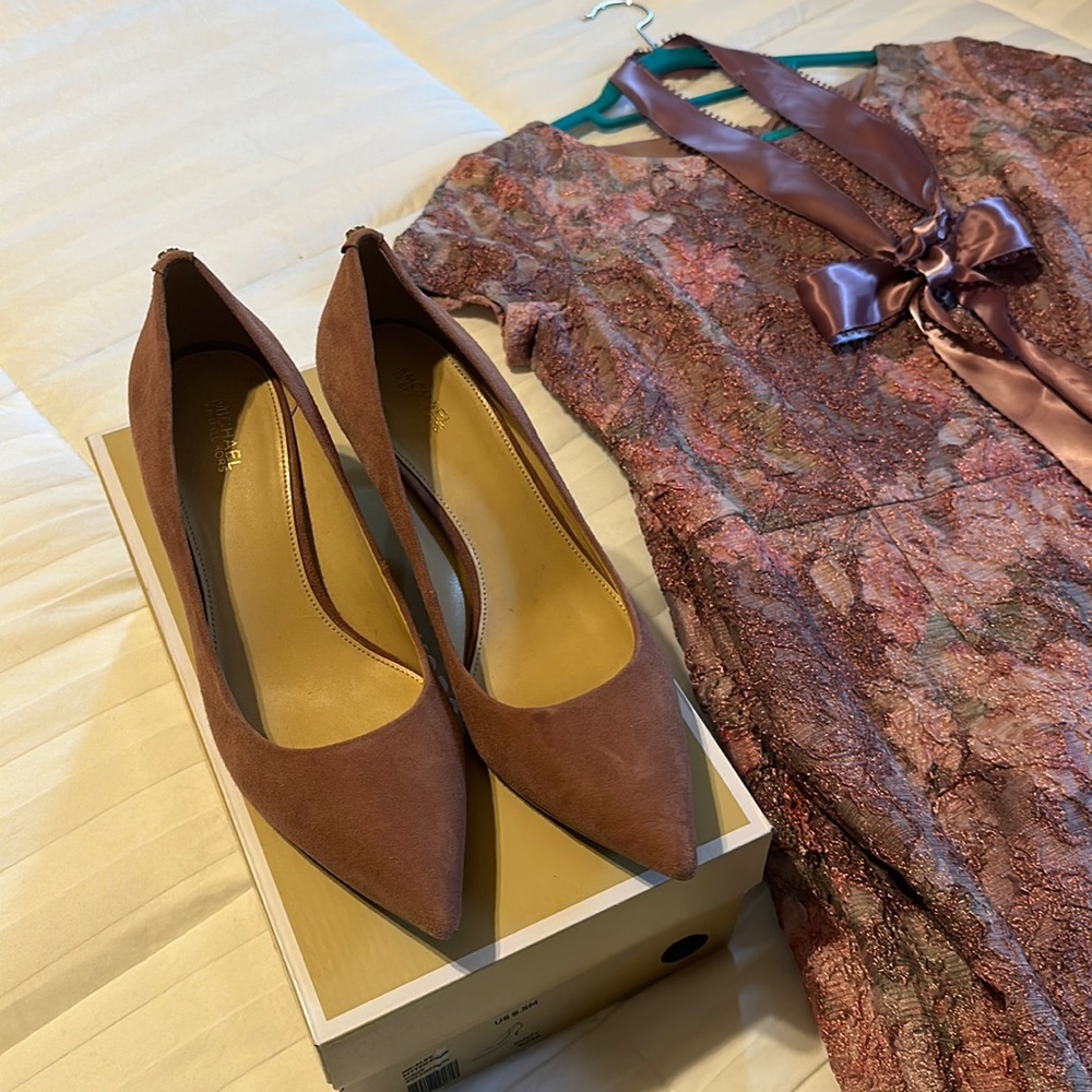 Michael Kors size 8 1/2 Dusty Rose  suede Kitten Pump